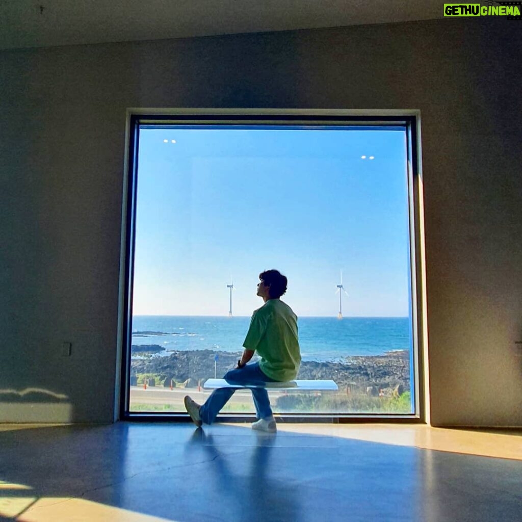 Yeon Seung-ho Instagram - The blue sky and sea comfort the hard reality.💙 I wish you a comfort.💚 클랭블루제주