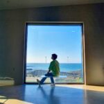 Yeon Seung-ho Instagram – The blue sky and sea comfort the hard reality.💙
I wish you a comfort.💚 클랭블루제주