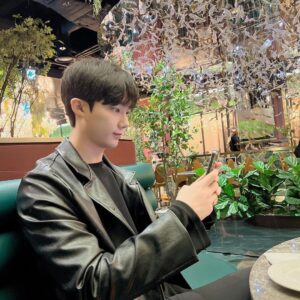 Yeon Seung-ho Instagram - You just have to enjoy your life with the people you like🌿