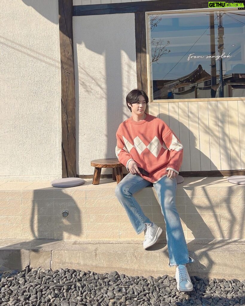 Yeon Seung-ho Instagram - The warm sunshine is back!🌿 경주 황리단길