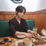 Yeon Seung-ho Instagram – Happiness is eating delicious food and having fun!🍗🥗
Eat delicious food and let’s all cheer up!💙 현대 프리미엄 아울렛 송도점