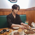 Yeon Seung-ho Instagram - Happiness is eating delicious food and having fun!🍗🥗 Eat delicious food and let's all cheer up!💙 현대 프리미엄 아울렛 송도점
