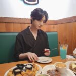 Yeon Seung-ho Instagram - Happiness is eating delicious food and having fun!🍗🥗 Eat delicious food and let's all cheer up!💙 현대 프리미엄 아울렛 송도점