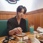 Yeon Seung-ho Instagram - Happiness is eating delicious food and having fun!🍗🥗 Eat delicious food and let's all cheer up!💙 현대 프리미엄 아울렛 송도점