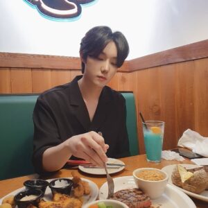 Yeon Seung-ho Instagram - Happiness is eating delicious food and having fun!🍗🥗
Eat delicious food and let's all cheer up!💙