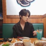 Yeon Seung-ho Instagram - Happiness is eating delicious food and having fun!🍗🥗 Eat delicious food and let's all cheer up!💙 현대 프리미엄 아울렛 송도점
