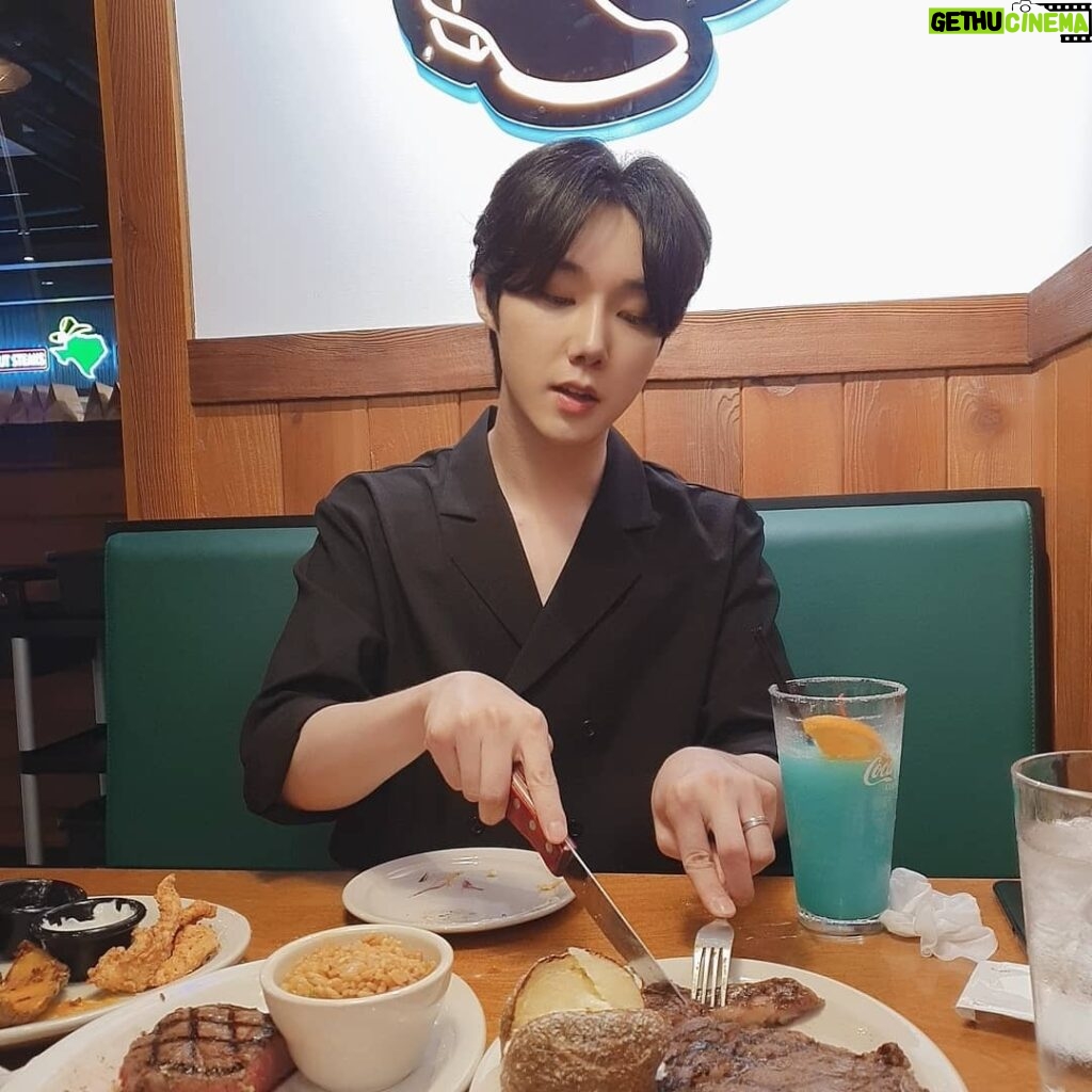 Yeon Seung-ho Instagram - Happiness is eating delicious food and having fun!🍗🥗 Eat delicious food and let's all cheer up!💙 현대 프리미엄 아울렛 송도점