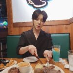 Yeon Seung-ho Instagram - Happiness is eating delicious food and having fun!🍗🥗 Eat delicious food and let's all cheer up!💙 현대 프리미엄 아울렛 송도점