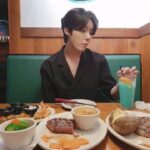 Yeon Seung-ho Instagram - Happiness is eating delicious food and having fun!🍗🥗 Eat delicious food and let's all cheer up!💙 현대 프리미엄 아울렛 송도점