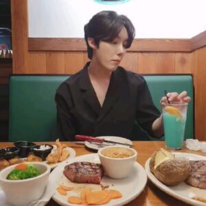 Yeon Seung-ho Instagram - Happiness is eating delicious food and having fun!🍗🥗 Eat delicious food and let's all cheer up!💙 현대 프리미엄 아울렛 송도점