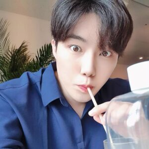 Yeon Seung-ho Instagram - Maybe there will be another crisis when you overcome the difficult crisis. 
But it's all right. 
We don't lose to those crises and we just have to get through them again. 
Because you're stronger than I thought! 
And happier days will pay you back after that! 
Let's shake everything off and have a good start! 
Don't dwell on what's past! 
You can do it!😋💙