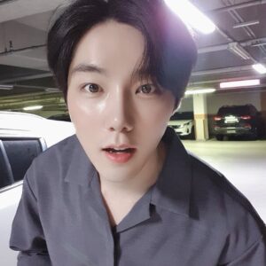 Yeon Seung-ho Instagram - You just have to smile and do your best with people who love you and love you.💚

A lot of thoughts can be poisonous, so just smile while feeling the joy of now!💙