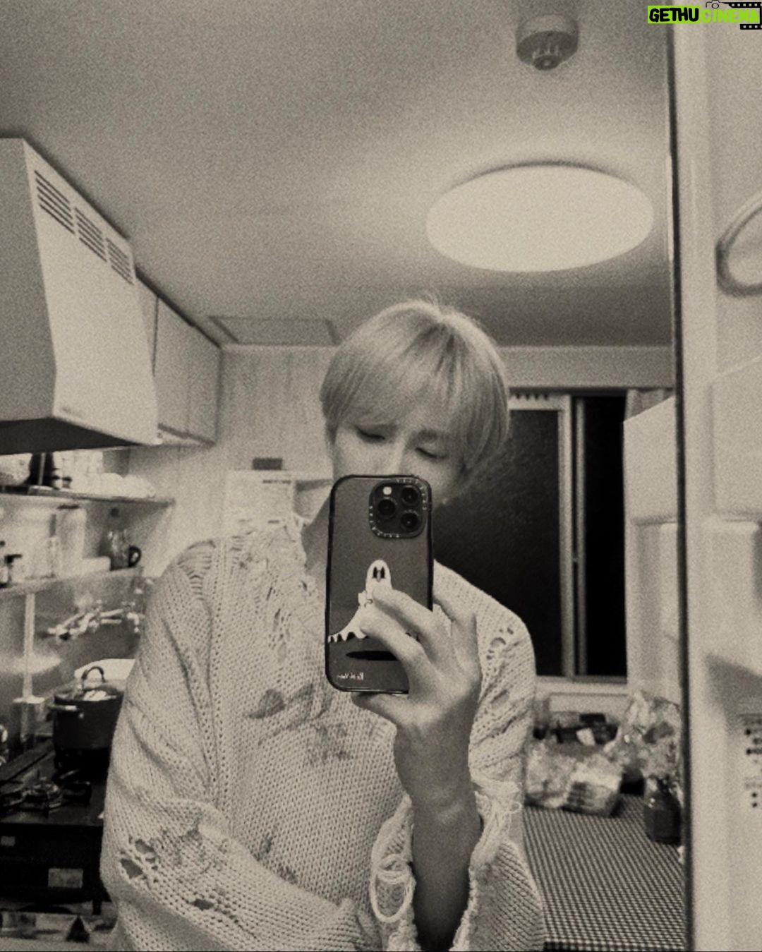 Yesung Instagram - 私たちが感じる風が吹き始めました。🎈#君という桜の花びらが僕の心に舞い降りた