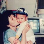 Yesung Instagram - 당신의 꽃다운 계절은 나 하나만 보며 저문 거죠 고왔던 그 시간들과 다 바꿔서 나를 피워 낸 그대 꿈 많던 그대가 내가 꿈이라네요 영원히 서로의 품에 살아요 우리 그대의 자랑이 되어줄게요 나의 이름을 처음 불러준 그대에게 내가 더 사랑하고, 할게 #그대에게 #Mother