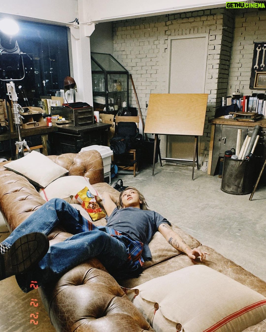 Yesung - 160.4K Likes - no matter where i am or what i do. I want to be the light with just my sense.
In the future, my life will be able to shine anywhere. #Sensory_Flows D -1