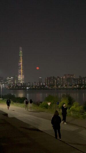 Yesung Instagram - 私が見る月を見て願いを言ってみて 🌕