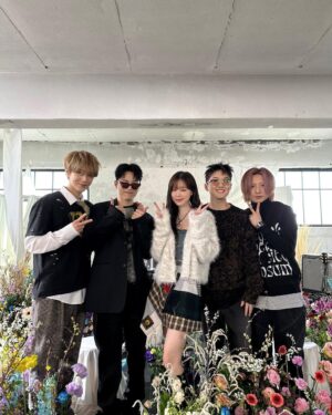 Yesung Instagram - I'm with my cute younger siblings again this time. #Floral_Sense 🌸 (Feat. Winter of aespa , wave to earth ) D -2