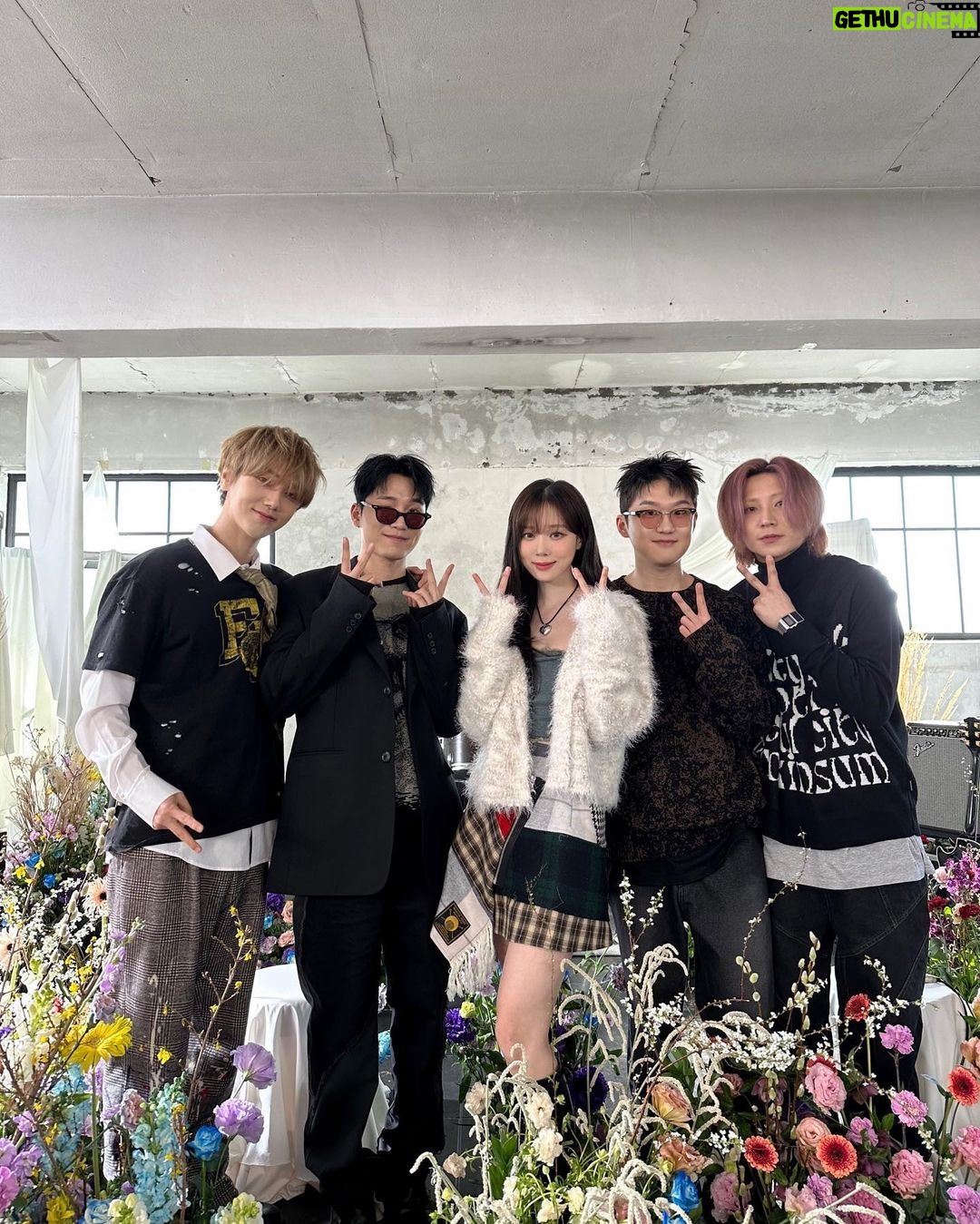 Yesung - 294.1K Likes - I'm with my cute younger siblings again this time. #Floral_Sense 🌸 (Feat. Winter of aespa , wave to earth ) D -2