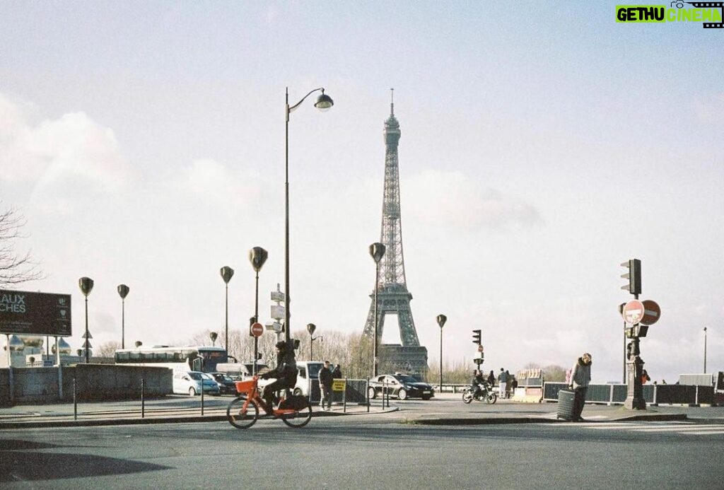 Yesung Instagram - In January 3 years ago, I was walking here. Now, I hope that everything that comes like a dream will come back to reality .. Paris, France