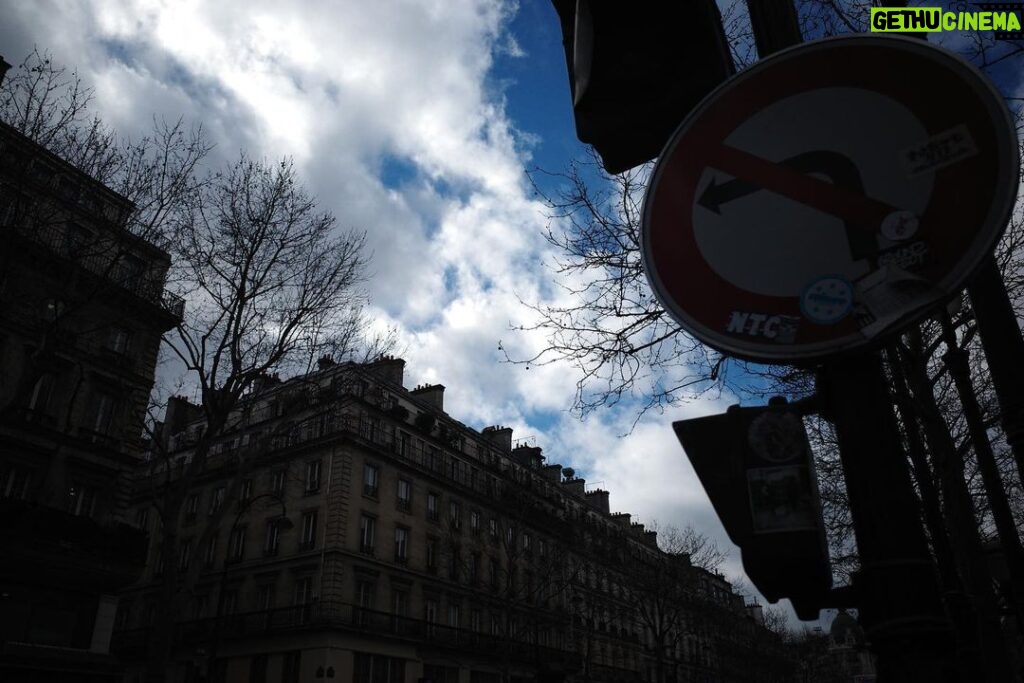 Yesung Instagram - 두둥실 ☁️ 떠가는 구름에 미소 짓게돼 Paris, France