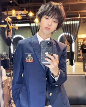 Yesung Instagram - Aku kembali ke sekolah. Apakah dia siswa SMP atau SMA? 😜