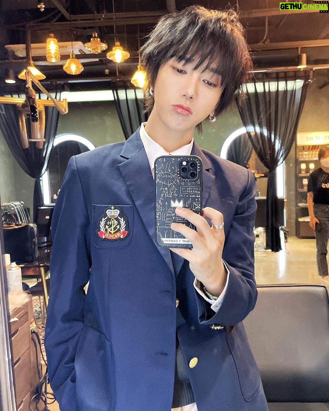 Yesung - 420.8K Likes - Aku kembali ke sekolah. Apakah dia siswa SMP atau SMA? 😜