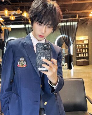Yesung Instagram - Aku kembali ke sekolah. Apakah dia siswa SMP atau SMA? 😜