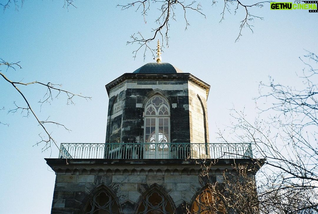 Yesung Instagram - A day that felt like I was in a painting. Gotische Bibliothek