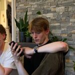 Ylva Bjørkaas Thedin Instagram - Hva tror du skjer her? A) Bitcoin investeringen til Jonas har økt med 0,42% B) Han mottok uoppfordret puppebilde C) @miaamunds følger han tilbake på Instagram