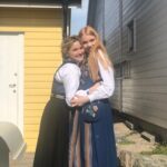 Ylva Bjørkaas Thedin Instagram - Tviler sterkt på at @heddamariie vil dra til USA et år når hun klorer seg fast i armen min på den måten Yoga with Ylva