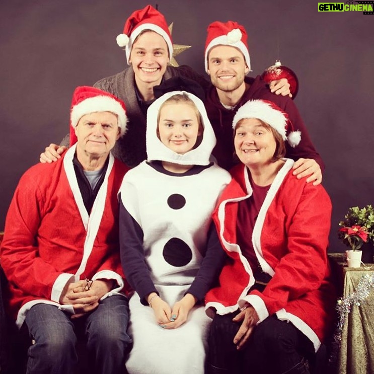 Ylva Bjørkaas Thedin Instagram - Familien Thedin ønsker alle en god jul