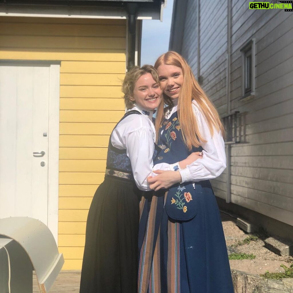Ylva Bjørkaas Thedin Instagram - Tviler sterkt på at @heddamariie vil dra til USA et år når hun klorer seg fast i armen min på den måten Yoga with Ylva