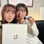 Yoko Hikasa Instagram - 🍶 1/28はかやのみ忘年会生配信に サプライズゲストで出演させてもらいました！ 中々プライベートでご飯に行けず、 この日なら〜⇨かやのみ生配信だ💦 ⇨残念😢⇨出る？⇨出る！！！ の流れで、仕事にして合法で会う戦法😘 かやのみ本当にありがとう〜🫶 私も最近ご飯や飲みに行けなかったので かやのみの優しさと久々のお酒🍶と かやのみ配信のまったりさで、 もう写真後ろにいくにつれ 顔がゆるゆるとろりんちょ笑 気を許してるからこそ出ちゃう顔だね〜 写真見て自分で笑っちゃったよ。 いやー時間泥棒だったな。 ほんとに楽しかった！！ ありがとーかやのみ！ 来年もジョルと三色団子でたくさん 美味しいご飯食べて美味しいお酒飲もうね！ お皿もめちゃ可愛いので皆さん是非〜 #かやのみ #茅野愛衣 @kayanoai_0913 #南條愛乃 @nanjolno #日笠陽子 #三色団子 #さけのみ