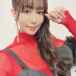 Yoko Hikasa Instagram - PLUTO世界最速ジャパンプレミアに 参加させて頂きました。 原作の一人、浦沢さんと ゲジヒト役の藤さん、 プルート役の関さん、 かけつけてくださった内田さんと MCのサッシャさん @sascha348 ありがとうございました！ 皆さんのどっしりとしていて 伝えたい事の明確さや鋭さが とてもパワーを持っていて...。 アトムを演じる時も 沢山の学びがありましたが、 今日も、人生の先輩方と 時間を共にさせていただく事で、 さらなる学びや反省がありました。 このPLUTOという作品は、 AIロボットと人間の対峙の話 というだけではなくて 本当は心と愛のお話なんだって 8話まで一気に見て唐突に理解したんです。 この時代に全世界に発信される意味があるし、 たぶんそういうエネルギーが 浦沢さんの作品にはある。 憎しみは何も生まない。壊す。 でも愛は何かを生み出せる。 今地球が壊れていく音が聞こえませんか？ 怒りや憎しみ悲しみに覆われてませんか？ 今私達が立つこの場所を守るには きっと必要なものがある。 それをゲジヒト達が教えてくれるはず。 このPLUTOという作品に 関わってくださる全ての皆さん、 これから見てくれる皆さんに、 感謝と、愛を。 #pluto #アトム #浦沢直樹 さん #藤真秀 さん #関俊彦 さん #内田理央 さん #サッシャ さん #日笠陽子