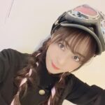 Yoko Hikasa Instagram - 👗 こだわりのまほいく衣装とメイク！ 7753の学ラン風上着＆学帽、 ゴーグルに白ニーハイという アニメキャラ感の強い衣装を 見事再現してくださいました！ 実はフィッティングした日は まだ暑い時だったので 「学ランだと暑いかもですね」 と話していたので、 なんと下のシャツをノースリーブ ＋アームカバー風の 袖にしてくれていたのだ！ ふふふ、 気付かなかっただろ〜う？😏 当日は冷房で暑くはなかったけど 学ランの中でごわごわしなくて 台本を持ちやすく読みやすくて ありがたかったです！ ゴーグルのレンズもピンク🩷 白ソックスもありだったけど 寒かったのでニーハイにしました。 膝が冷えるんだよ...😇 そして 7753はピンク＆茶のヘアに 黒の髪飾りということでしたが 私の髪が茶寄りの黒なので 逆転の発想でピンクの飾りを 編み込んでもらいました！ ろきゅぶのおかげで 三つ編みに抵抗がなくなる2023笑 衣装もヘアも素敵でした✨ ありがとうございました！ そしてそして。 優しさ溢れるスタッフさん方、 優雅でダイナミックで 素敵な表現のアンサンブルの皆さん、 しっかりと指示を伝えてくれて 頑張ってくれたアンダーの皆さん。 本当にありがとうございます。 特に、 バタバタしていて余裕がなかった私を 支えてくれたアンダーさんには 感謝してもしきれません。 舞台やライブやイベントでは 表に出る演者さんが注目されがちですが 私達がこうして立つために たくさんの方が動いてくれてます。 縁の下の力持ちのプロ達にも 是非盛大な拍手を〜👏 #朗読劇 #魔法少女育成計画 #まほいく #膝は冷やすな #温めろ