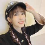 Yoko Hikasa Instagram - 👗 こだわりのまほいく衣装とメイク！ 7753の学ラン風上着＆学帽、 ゴーグルに白ニーハイという アニメキャラ感の強い衣装を 見事再現してくださいました！ 実はフィッティングした日は まだ暑い時だったので 「学ランだと暑いかもですね」 と話していたので、 なんと下のシャツをノースリーブ ＋アームカバー風の 袖にしてくれていたのだ！ ふふふ、 気付かなかっただろ〜う？😏 当日は冷房で暑くはなかったけど 学ランの中でごわごわしなくて 台本を持ちやすく読みやすくて ありがたかったです！ ゴーグルのレンズもピンク🩷 白ソックスもありだったけど 寒かったのでニーハイにしました。 膝が冷えるんだよ...😇 そして 7753はピンク＆茶のヘアに 黒の髪飾りということでしたが 私の髪が茶寄りの黒なので 逆転の発想でピンクの飾りを 編み込んでもらいました！ ろきゅぶのおかげで 三つ編みに抵抗がなくなる2023笑 衣装もヘアも素敵でした✨ ありがとうございました！ そしてそして。 優しさ溢れるスタッフさん方、 優雅でダイナミックで 素敵な表現のアンサンブルの皆さん、 しっかりと指示を伝えてくれて 頑張ってくれたアンダーの皆さん。 本当にありがとうございます。 特に、 バタバタしていて余裕がなかった私を 支えてくれたアンダーさんには 感謝してもしきれません。 舞台やライブやイベントでは 表に出る演者さんが注目されがちですが 私達がこうして立つために たくさんの方が動いてくれてます。 縁の下の力持ちのプロ達にも 是非盛大な拍手を〜👏 #朗読劇 #魔法少女育成計画 #まほいく #膝は冷やすな #温めろ