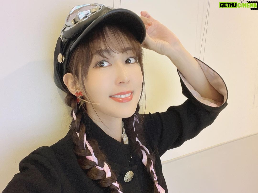 Yoko Hikasa Instagram - 👗 こだわりのまほいく衣装とメイク! 7753の学ラン風上着&学帽、 ゴーグルに白ニーハイという アニメキャラ感の強い衣装を 見事再現してくださいました! 実はフィッティングした日は まだ暑い時だったので 「学ランだと暑いかもですね」 と話していたので、 なんと下のシャツをノースリーブ +アームカバー風の 袖にしてくれていたのだ! ふふふ、 気付かなかっただろ〜う?😏 当日は冷房で暑くはなかったけど 学ランの中でごわごわしなくて 台本を持ちやすく読みやすくて ありがたかったです! ゴーグルのレンズもピンク🩷 白ソックスもありだったけど 寒かったのでニーハイにしました。 膝が冷えるんだよ...😇 そして 7753はピンク&茶のヘアに 黒の髪飾りということでしたが 私の髪が茶寄りの黒なので 逆転の発想でピンクの飾りを 編み込んでもらいました! ろきゅぶのおかげで 三つ編みに抵抗がなくなる2023笑 衣装もヘアも素敵でした✨ ありがとうございました! そしてそして。 優しさ溢れるスタッフさん方、 優雅でダイナミックで 素敵な表現のアンサンブルの皆さん、 しっかりと指示を伝えてくれて 頑張ってくれたアンダーの皆さん。 本当にありがとうございます。 特に、 バタバタしていて余裕がなかった私を 支えてくれたアンダーさんには 感謝してもしきれません。 舞台やライブやイベントでは 表に出る演者さんが注目されがちですが 私達がこうして立つために たくさんの方が動いてくれてます。 縁の下の力持ちのプロ達にも 是非盛大な拍手を〜👏 #朗読劇 #魔法少女育成計画 #まほいく #膝は冷やすな #温めろ