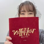 Yoko Hikasa Instagram - 🥄 スプーンの盾 私は千穐楽を迎えました！ お越しくださった皆さん ありがとうございました！ 満員御礼でした〜 12/29の公演では カレーム:小野Dお兄ちゃん ナポレオン:高木渉さん/山口勝平さん タレーラン:関俊彦さん でした！ 朝小屋入りして、 昼の回のリハをしていた時、 渉さんの自由を楽しむ気持ちと 小野Dお兄ちゃんの優しさと 関さんのどっしり感を感じて、 あ、なんかぐずもず考えてたけど 今と、お芝居と、お遊びすらも まるごと純粋に楽しんだら良いんだって 瞬間的に思ったのをきっかけに 急に新しいマリーが生まれてしまいました。。 カレーム小野Dお兄ちゃんは 全身で全部受け取めてくれました。 夜公演の前では、 いいから好きにやれ〜 全部受けるから！！！って 言ってくれてたんだよ🫶 妹想いだろ？ 本来は稽古やリハを積んでいくのが 舞台のセオリーだと思うのですが 私、声優だしな！！！！！！ 「それも正解！」にしてくれたのは 一座の皆さんの包容力のおかげです！ 私的には解釈の10日、 トライの29日、でした。 一期一会！！！ 本当に勉強になったし 良い経験になったし、 音楽メンバーと、 そしてスタッフの皆さん （コック帽かぶってて皆可愛かった🧑‍🍳） キャストの皆さん、 そして藤沢文翁さん！ 1人でも欠けたら完成しなかった コース料理だったとおもう。 美味しかったね、 楽しかったね〜🥰 こういうのがあるから やめられないぜ！ってなるのよ！ 本日は東京公演の楽日でもあったのでね。 皆お疲れ様でした！！！！ またどこかで！！！！！ #ボイサリオン #スプーンの盾 #小野大輔 さん #高木渉 さん #山口勝平 さん #関俊彦 さん #藤沢文翁 さん #日笠陽子 #ランチ #ディナー #コース料理 #フルコース #ごちそうさまでした 日比谷シアタークリエ