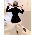 Yoko Hikasa Instagram - 👗 こだわりのまほいく衣装とメイク！ 7753の学ラン風上着＆学帽、 ゴーグルに白ニーハイという アニメキャラ感の強い衣装を 見事再現してくださいました！ 実はフィッティングした日は まだ暑い時だったので 「学ランだと暑いかもですね」 と話していたので、 なんと下のシャツをノースリーブ ＋アームカバー風の 袖にしてくれていたのだ！ ふふふ、 気付かなかっただろ〜う？😏 当日は冷房で暑くはなかったけど 学ランの中でごわごわしなくて 台本を持ちやすく読みやすくて ありがたかったです！ ゴーグルのレンズもピンク🩷 白ソックスもありだったけど 寒かったのでニーハイにしました。 膝が冷えるんだよ...😇 そして 7753はピンク＆茶のヘアに 黒の髪飾りということでしたが 私の髪が茶寄りの黒なので 逆転の発想でピンクの飾りを 編み込んでもらいました！ ろきゅぶのおかげで 三つ編みに抵抗がなくなる2023笑 衣装もヘアも素敵でした✨ ありがとうございました！ そしてそして。 優しさ溢れるスタッフさん方、 優雅でダイナミックで 素敵な表現のアンサンブルの皆さん、 しっかりと指示を伝えてくれて 頑張ってくれたアンダーの皆さん。 本当にありがとうございます。 特に、 バタバタしていて余裕がなかった私を 支えてくれたアンダーさんには 感謝してもしきれません。 舞台やライブやイベントでは 表に出る演者さんが注目されがちですが 私達がこうして立つために たくさんの方が動いてくれてます。 縁の下の力持ちのプロ達にも 是非盛大な拍手を〜👏 #朗読劇 #魔法少女育成計画 #まほいく #膝は冷やすな #温めろ