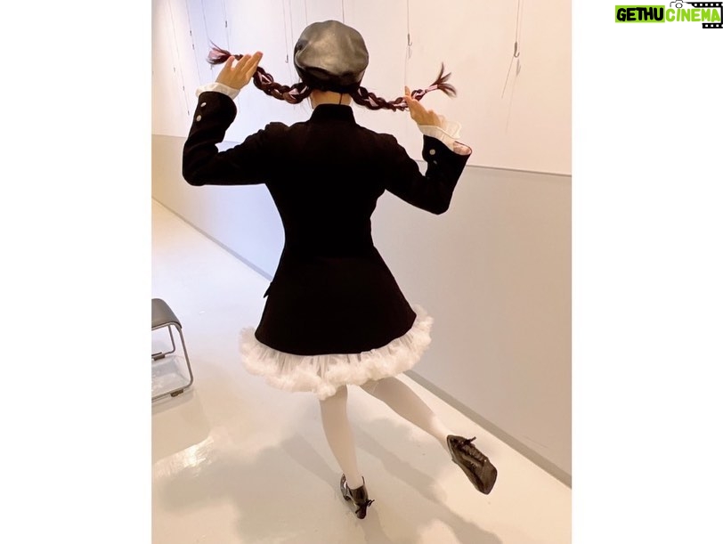 Yoko Hikasa Instagram - 👗 こだわりのまほいく衣装とメイク! 7753の学ラン風上着&学帽、 ゴーグルに白ニーハイという アニメキャラ感の強い衣装を 見事再現してくださいました! 実はフィッティングした日は まだ暑い時だったので 「学ランだと暑いかもですね」 と話していたので、 なんと下のシャツをノースリーブ +アームカバー風の 袖にしてくれていたのだ! ふふふ、 気付かなかっただろ〜う?😏 当日は冷房で暑くはなかったけど 学ランの中でごわごわしなくて 台本を持ちやすく読みやすくて ありがたかったです! ゴーグルのレンズもピンク🩷 白ソックスもありだったけど 寒かったのでニーハイにしました。 膝が冷えるんだよ...😇 そして 7753はピンク&茶のヘアに 黒の髪飾りということでしたが 私の髪が茶寄りの黒なので 逆転の発想でピンクの飾りを 編み込んでもらいました! ろきゅぶのおかげで 三つ編みに抵抗がなくなる2023笑 衣装もヘアも素敵でした✨ ありがとうございました! そしてそして。 優しさ溢れるスタッフさん方、 優雅でダイナミックで 素敵な表現のアンサンブルの皆さん、 しっかりと指示を伝えてくれて 頑張ってくれたアンダーの皆さん。 本当にありがとうございます。 特に、 バタバタしていて余裕がなかった私を 支えてくれたアンダーさんには 感謝してもしきれません。 舞台やライブやイベントでは 表に出る演者さんが注目されがちですが 私達がこうして立つために たくさんの方が動いてくれてます。 縁の下の力持ちのプロ達にも 是非盛大な拍手を〜👏 #朗読劇 #魔法少女育成計画 #まほいく #膝は冷やすな #温めろ