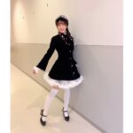 Yoko Hikasa Instagram - 👗 こだわりのまほいく衣装とメイク！ 7753の学ラン風上着＆学帽、 ゴーグルに白ニーハイという アニメキャラ感の強い衣装を 見事再現してくださいました！ 実はフィッティングした日は まだ暑い時だったので 「学ランだと暑いかもですね」 と話していたので、 なんと下のシャツをノースリーブ ＋アームカバー風の 袖にしてくれていたのだ！ ふふふ、 気付かなかっただろ〜う？😏 当日は冷房で暑くはなかったけど 学ランの中でごわごわしなくて 台本を持ちやすく読みやすくて ありがたかったです！ ゴーグルのレンズもピンク🩷 白ソックスもありだったけど 寒かったのでニーハイにしました。 膝が冷えるんだよ...😇 そして 7753はピンク＆茶のヘアに 黒の髪飾りということでしたが 私の髪が茶寄りの黒なので 逆転の発想でピンクの飾りを 編み込んでもらいました！ ろきゅぶのおかげで 三つ編みに抵抗がなくなる2023笑 衣装もヘアも素敵でした✨ ありがとうございました！ そしてそして。 優しさ溢れるスタッフさん方、 優雅でダイナミックで 素敵な表現のアンサンブルの皆さん、 しっかりと指示を伝えてくれて 頑張ってくれたアンダーの皆さん。 本当にありがとうございます。 特に、 バタバタしていて余裕がなかった私を 支えてくれたアンダーさんには 感謝してもしきれません。 舞台やライブやイベントでは 表に出る演者さんが注目されがちですが 私達がこうして立つために たくさんの方が動いてくれてます。 縁の下の力持ちのプロ達にも 是非盛大な拍手を〜👏 #朗読劇 #魔法少女育成計画 #まほいく #膝は冷やすな #温めろ