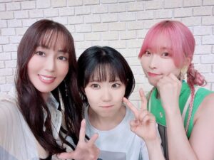 Yoko Hikasa Instagram - ⚔️
TVアニメ
はたらく魔王さま2ndseason
そしてラジオも
無事放送終了しました！
ありがとうございました！

ラジオ最終回ではりょーたも来て
3人で相変わらずわちゃわちゃ🙌
プチ打ち上げ話もしてますっ。
本当に嬉しくて楽しい3ヶ月でした。
奈央と二人で
まったりゆっくりじっくりな
おしゃべりが楽しくて
私利私欲のために作品を超えて
レギュラー化しようとしたり笑、
今回はアーティストさんにも
お越し頂きお話聞けたりして
密度の濃いラジオになりました😊

いつかまた、みんなに
会えたらいいな。
そんな想いを込めて、
思い出写真載せておきまーす

#はたらく魔王さま
#はたらく勇者さま
#逢坂良太
#東山奈央
#小野友樹
#下野紘
#伊藤かな恵
#日笠陽子