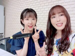 Yoko Hikasa Instagram - ⚔️
TVアニメ
はたらく魔王さま2ndseason
そしてラジオも
無事放送終了しました！
ありがとうございました！

ラジオ最終回ではりょーたも来て
3人で相変わらずわちゃわちゃ🙌
プチ打ち上げ話もしてますっ。
本当に嬉しくて楽しい3ヶ月でした。
奈央と二人で
まったりゆっくりじっくりな
おしゃべりが楽しくて
私利私欲のために作品を超えて
レギュラー化しようとしたり笑、
今回はアーティストさんにも
お越し頂きお話聞けたりして
密度の濃いラジオになりました😊

いつかまた、みんなに
会えたらいいな。
そんな想いを込めて、
思い出写真載せておきまーす

#はたらく魔王さま
#はたらく勇者さま
#逢坂良太
#東山奈央
#小野友樹
#下野紘
#伊藤かな恵
#日笠陽子