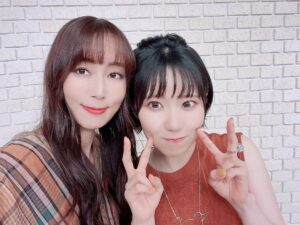 Yoko Hikasa Instagram - ⚔️
TVアニメ
はたらく魔王さま2ndseason
そしてラジオも
無事放送終了しました！
ありがとうございました！

ラジオ最終回ではりょーたも来て
3人で相変わらずわちゃわちゃ🙌
プチ打ち上げ話もしてますっ。
本当に嬉しくて楽しい3ヶ月でした。
奈央と二人で
まったりゆっくりじっくりな
おしゃべりが楽しくて
私利私欲のために作品を超えて
レギュラー化しようとしたり笑、
今回はアーティストさんにも
お越し頂きお話聞けたりして
密度の濃いラジオになりました😊

いつかまた、みんなに
会えたらいいな。
そんな想いを込めて、
思い出写真載せておきまーす

#はたらく魔王さま
#はたらく勇者さま
#逢坂良太
#東山奈央
#小野友樹
#下野紘
#伊藤かな恵
#日笠陽子