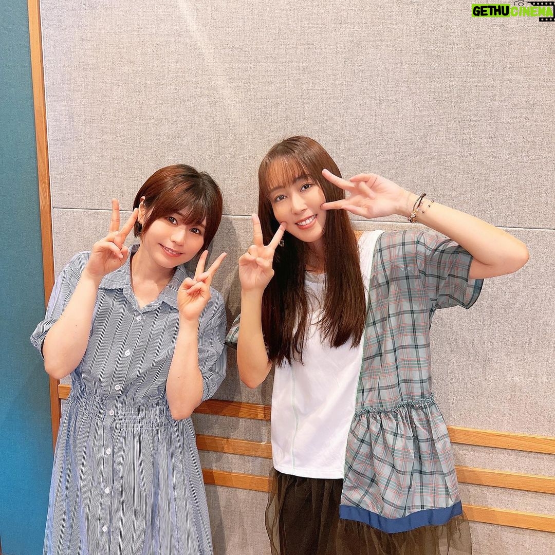 Yoko Hikasa Instagram - 😈 Lv1魔王とワンルーム勇者 ご視聴ありがとうございました! ラジオの方も無事配信最終回を 迎えて、最後は生放送まで...! 魔王様役の大空直美ちゃんと タッグを組んでラジオできたのは 私にとっても新鮮で勉強に なることばかり。 後輩世代はほんとに皆真面目で 良い子ばかりで😭✨ 私もちゃんと仕事しよって思った笑 大空ちゃんは魔王様のような役どころが 多いのですが、本人は優しくて繊細。 ガラス玉のようにキラキラして いつでもリスナーさんの事を 1番に考えていました。 ボケツッコミがくるくる入れ替わり 毎回楽しくて楽しくて 1クールだけで終わってしまうのが 寂しかったなあ。 2期があるのを信じて待つ! むちらじ2も待つ!! 魔王様!ついていきます! #lv1魔王とワンルーム勇者 #むちらじ #大空直美 #魔王 #日笠陽子 #秘書
