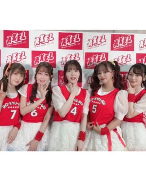 Yoko Hikasa Instagram - 🌟
アニサマ最終日、
RO-KYU-BU!再結成でした！

サプライズ＆トップバッターという
緊張も勿論あったけれど
それ以上に大好きで大切な
かな、ゆか、りな、ゆい、
尽力してくれたスタッフ、
駆けつけてくれたスタッフ、
そして、応援してくれる皆に
笑顔になってもらいたい、
喜んでもらいたい、
そんな気持ちが溢れて
精一杯歌い踊れました！

夢を叶えてくれてありがとう。
奇跡を一緒に起こしてくれてありがとう。

三つ編み＆眼鏡もしました笑
あああ....😇
令和風にめちゃ可愛くアレンジ
してくれたメイクさんにも
ビブスアレンジ衣装を作ってくれた
スタイリストの皆さんにも感謝です🥲

話題に出して下さったローランドさん、
そして
素敵な場を用意してくれたアニサマさん
本当にありがとうございました！

全ての奇跡みたいな
偶然が重ならなければ
こんなに素敵なステージには
ならなかったし、
こんなに胸がいっぱいにも
ならなかったと思うの。
楽しくて楽しくて
ステージからはけたくなかった。
まだ皆と一緒にいたかった！
今はほんの少しだけ寂しいけど
皆が楽しかったって
そう思ってくれたら
私はこれから先もずっと幸せ！

RO-KYU-BU!さいこーー！！！
ラブ！！！！！！！

#アニサマ
#サプライズ 
#ロウきゅーぶ 
#RO-KYU-BU
#花澤香菜
#井口裕香
#日高里菜
#小倉唯
#日笠陽子
#眼鏡
#みつあみ 
#膝
#曲がってただろお