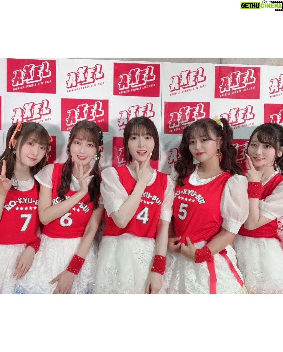 Yoko Hikasa - 8.8K Likes - 🌟
アニサマ最終日、
RO-KYU-BU!再結成でした!
サプライズ&トップバッターという
緊張も勿論あったけれど
それ以上に大好きで大切な
かな、ゆか、りな、ゆい、
尽力してくれたスタッフ、
駆けつけてくれたスタッフ、
そして、応援してくれる皆に
笑顔になってもらいたい、
喜んでもらいたい、
そんな気持ちが溢れて
精一杯歌い踊れました!
夢を叶えてくれてありがとう。
奇跡を一緒に起こしてくれてありがとう。
三つ編み&眼鏡もしました笑
あああ....😇
令和風にめちゃ可愛くアレンジ
してくれたメイクさんにも
ビブスアレンジ衣装を作ってくれた
スタイリストの皆さんにも感謝です🥲
話題に出して下さったローランドさん、
そして
素敵な場を用意してくれたアニサマさん
本当にありがとうございました!
全ての奇跡みたいな
偶然が重ならなければ
こんなに素敵なステージには
ならなかったし、
こんなに胸がいっぱいにも
ならなかったと思うの。
楽しくて楽しくて
ステージからはけたくなかった。
まだ皆と一緒にいたかった!
今はほんの少しだけ寂しいけど
皆が楽しかったって
そう思ってくれたら
私はこれから先もずっと幸せ!
RO-KYU-BU!さいこーー!!!
ラブ!!!!!!!
#アニサマ
#サプライズ
#ロウきゅーぶ
#RO-KYU-BU
#花澤香菜
#井口裕香
#日高里菜
#小倉唯
#日笠陽子
#眼鏡
#みつあみ
#膝
#曲がってただろお