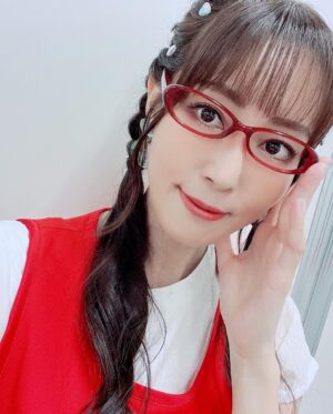 Yoko Hikasa Instagram - 🌟
アニサマ最終日、
RO-KYU-BU!再結成でした！

サプライズ＆トップバッターという
緊張も勿論あったけれど
それ以上に大好きで大切な
かな、ゆか、りな、ゆい、
尽力してくれたスタッフ、
駆けつけてくれたスタッフ、
そして、応援してくれる皆に
笑顔になってもらいたい、
喜んでもらいたい、
そんな気持ちが溢れて
精一杯歌い踊れました！

夢を叶えてくれてありがとう。
奇跡を一緒に起こしてくれてありがとう。

三つ編み＆眼鏡もしました笑
あああ....😇
令和風にめちゃ可愛くアレンジ
してくれたメイクさんにも
ビブスアレンジ衣装を作ってくれた
スタイリストの皆さんにも感謝です🥲

話題に出して下さったローランドさん、
そして
素敵な場を用意してくれたアニサマさん
本当にありがとうございました！

全ての奇跡みたいな
偶然が重ならなければ
こんなに素敵なステージには
ならなかったし、
こんなに胸がいっぱいにも
ならなかったと思うの。
楽しくて楽しくて
ステージからはけたくなかった。
まだ皆と一緒にいたかった！
今はほんの少しだけ寂しいけど
皆が楽しかったって
そう思ってくれたら
私はこれから先もずっと幸せ！

RO-KYU-BU!さいこーー！！！
ラブ！！！！！！！

#アニサマ
#サプライズ 
#ロウきゅーぶ 
#RO-KYU-BU
#花澤香菜
#井口裕香
#日高里菜
#小倉唯
#日笠陽子
#眼鏡
#みつあみ 
#膝
#曲がってただろお