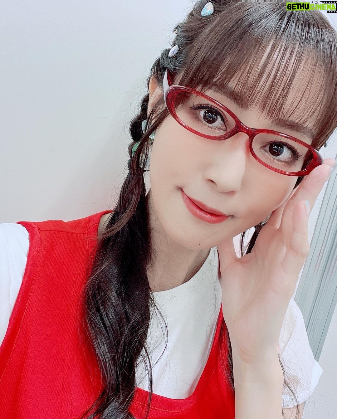 Yoko Hikasa - 8.8K Likes - 🌟
アニサマ最終日、
RO-KYU-BU!再結成でした!
サプライズ&トップバッターという
緊張も勿論あったけれど
それ以上に大好きで大切な
かな、ゆか、りな、ゆい、
尽力してくれたスタッフ、
駆けつけてくれたスタッフ、
そして、応援してくれる皆に
笑顔になってもらいたい、
喜んでもらいたい、
そんな気持ちが溢れて
精一杯歌い踊れました!
夢を叶えてくれてありがとう。
奇跡を一緒に起こしてくれてありがとう。
三つ編み&眼鏡もしました笑
あああ....😇
令和風にめちゃ可愛くアレンジ
してくれたメイクさんにも
ビブスアレンジ衣装を作ってくれた
スタイリストの皆さんにも感謝です🥲
話題に出して下さったローランドさん、
そして
素敵な場を用意してくれたアニサマさん
本当にありがとうございました!
全ての奇跡みたいな
偶然が重ならなければ
こんなに素敵なステージには
ならなかったし、
こんなに胸がいっぱいにも
ならなかったと思うの。
楽しくて楽しくて
ステージからはけたくなかった。
まだ皆と一緒にいたかった!
今はほんの少しだけ寂しいけど
皆が楽しかったって
そう思ってくれたら
私はこれから先もずっと幸せ!
RO-KYU-BU!さいこーー!!!
ラブ!!!!!!!
#アニサマ
#サプライズ
#ロウきゅーぶ
#RO-KYU-BU
#花澤香菜
#井口裕香
#日高里菜
#小倉唯
#日笠陽子
#眼鏡
#みつあみ
#膝
#曲がってただろお