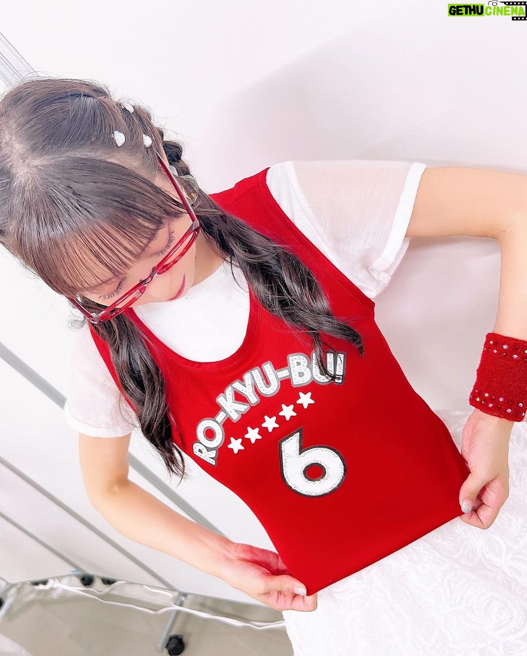 Yoko Hikasa - 8.8K Likes - 🌟
アニサマ最終日、
RO-KYU-BU!再結成でした!
サプライズ&トップバッターという
緊張も勿論あったけれど
それ以上に大好きで大切な
かな、ゆか、りな、ゆい、
尽力してくれたスタッフ、
駆けつけてくれたスタッフ、
そして、応援してくれる皆に
笑顔になってもらいたい、
喜んでもらいたい、
そんな気持ちが溢れて
精一杯歌い踊れました!
夢を叶えてくれてありがとう。
奇跡を一緒に起こしてくれてありがとう。
三つ編み&眼鏡もしました笑
あああ....😇
令和風にめちゃ可愛くアレンジ
してくれたメイクさんにも
ビブスアレンジ衣装を作ってくれた
スタイリストの皆さんにも感謝です🥲
話題に出して下さったローランドさん、
そして
素敵な場を用意してくれたアニサマさん
本当にありがとうございました!
全ての奇跡みたいな
偶然が重ならなければ
こんなに素敵なステージには
ならなかったし、
こんなに胸がいっぱいにも
ならなかったと思うの。
楽しくて楽しくて
ステージからはけたくなかった。
まだ皆と一緒にいたかった!
今はほんの少しだけ寂しいけど
皆が楽しかったって
そう思ってくれたら
私はこれから先もずっと幸せ!
RO-KYU-BU!さいこーー!!!
ラブ!!!!!!!
#アニサマ
#サプライズ
#ロウきゅーぶ
#RO-KYU-BU
#花澤香菜
#井口裕香
#日高里菜
#小倉唯
#日笠陽子
#眼鏡
#みつあみ
#膝
#曲がってただろお